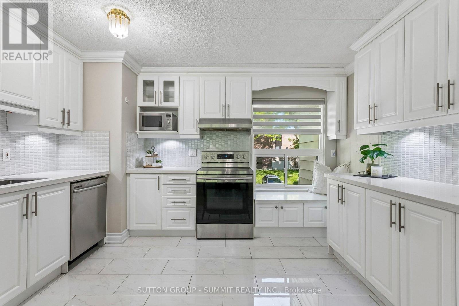 Row / Townhouse for Sale in 211 - 180 MISSISSAUGA VALLEY BOULEVARD|Mississauga (Mississauga Valleys), Ontario L5A3M2 3