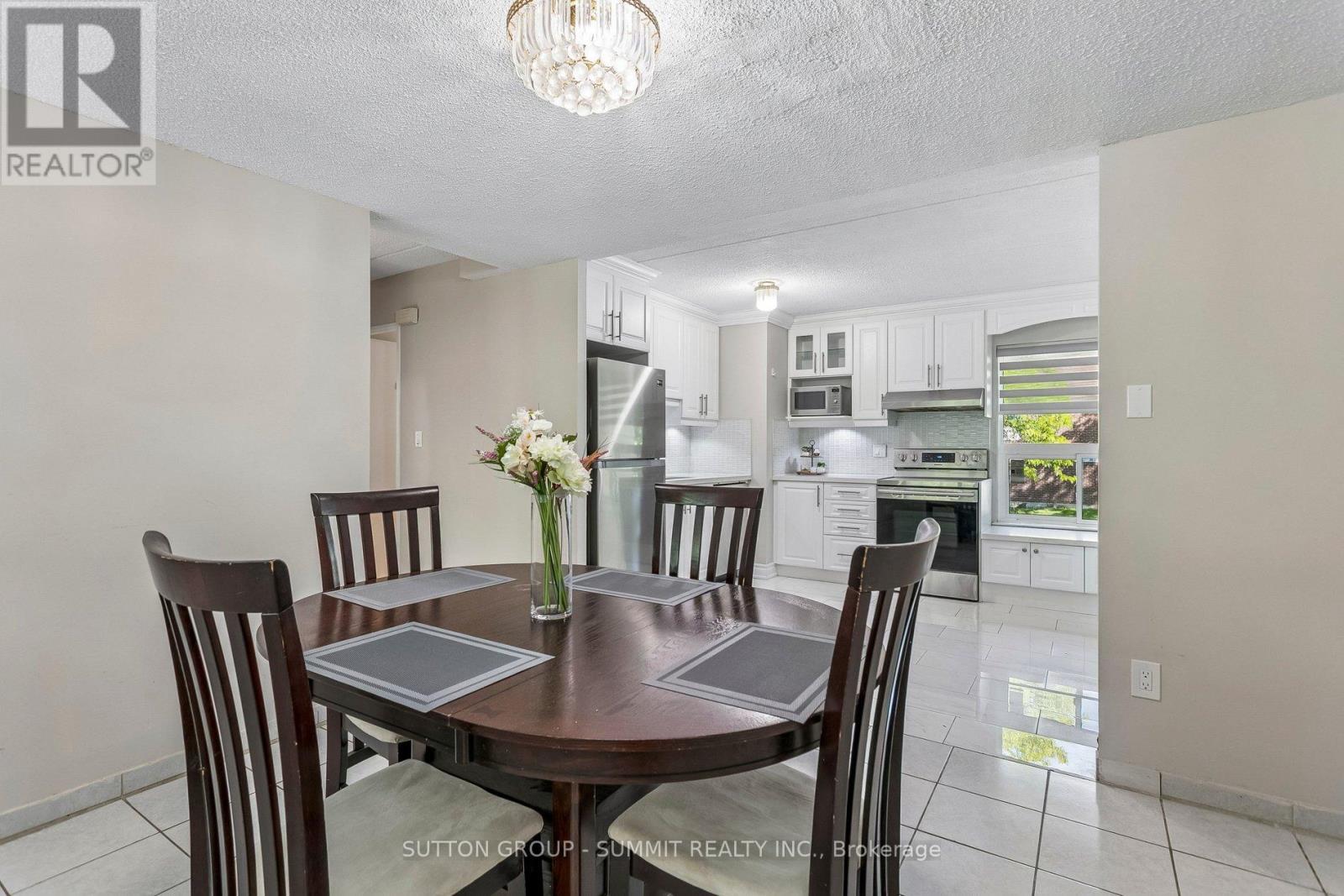 Row / Townhouse for Sale in 211 - 180 MISSISSAUGA VALLEY BOULEVARD|Mississauga (Mississauga Valleys), Ontario L5A3M2 4