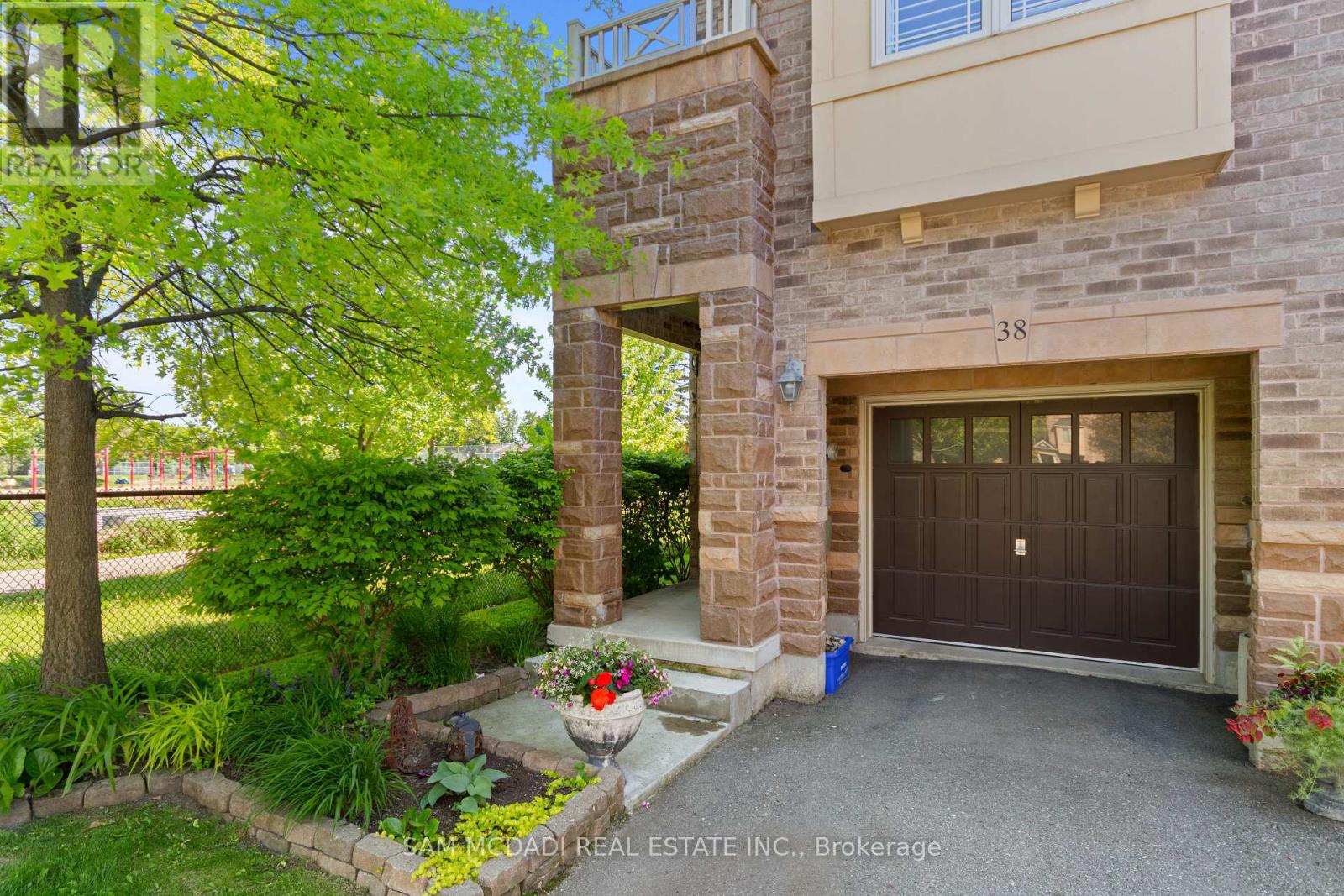 Row / Townhouse for Sale in 38 - 6625 FALCONER DRIVE|Mississauga (Streetsville), Ontario L5N0C8 2