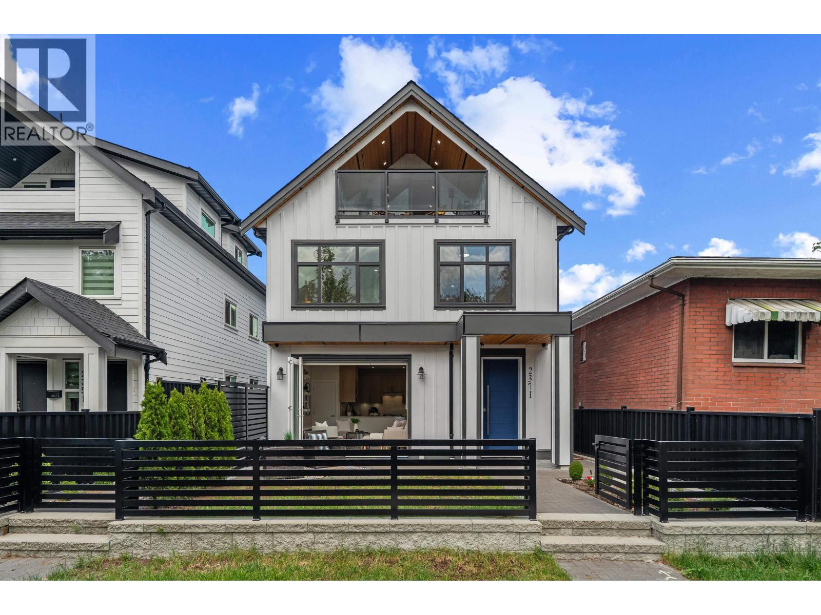 2371 ADANAC STREET|Vancouver, British Columbia V5L2E9
