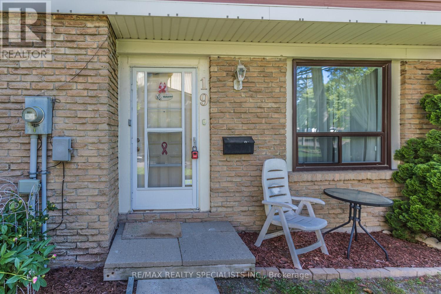 Row / Townhouse for Sale in 19 - 98 FALCONER DRIVE|Mississauga (Streetsville), Ontario L5N1Y2 2