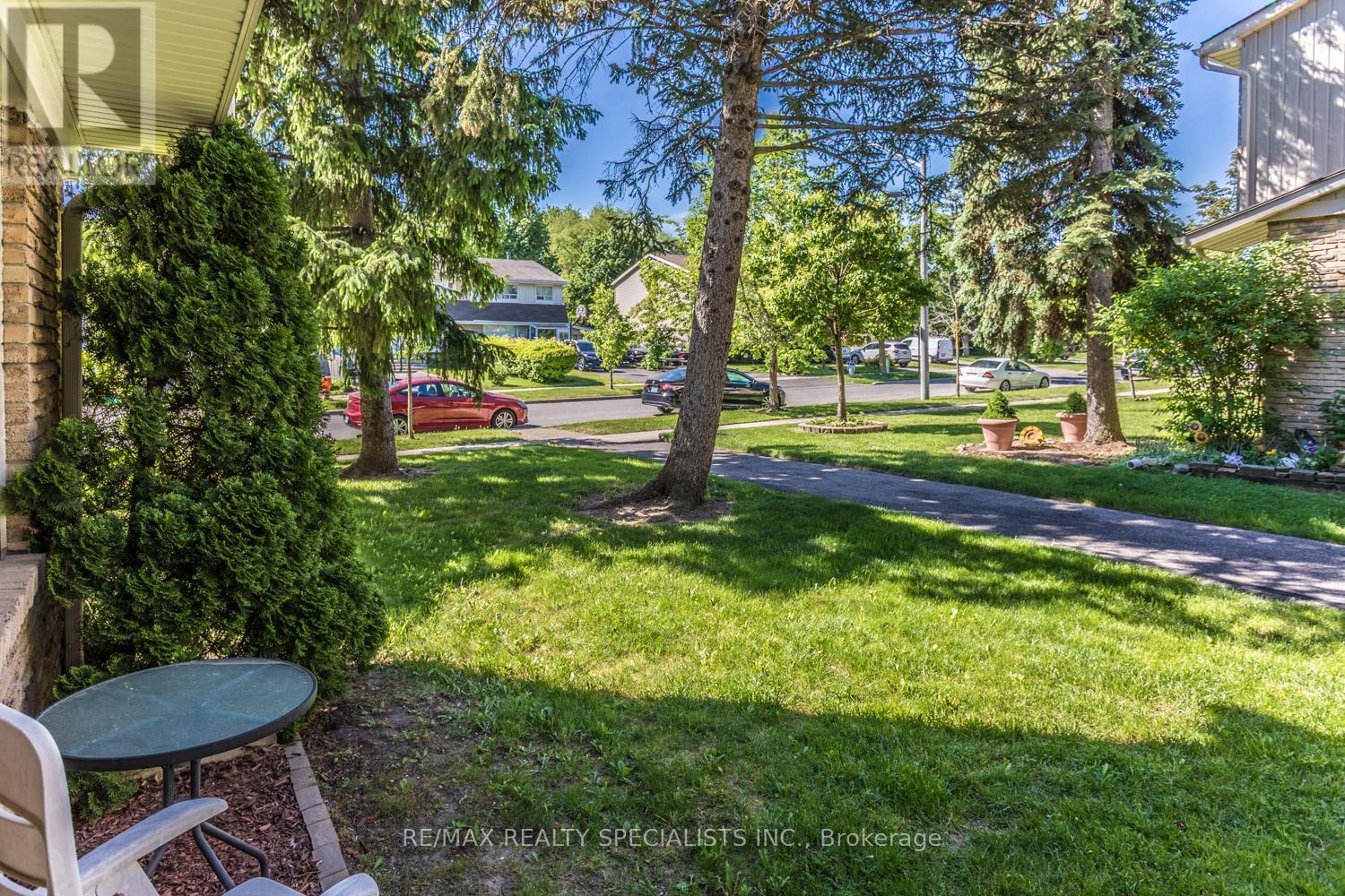 Row / Townhouse for Sale in 19 - 98 FALCONER DRIVE|Mississauga (Streetsville), Ontario L5N1Y2 3