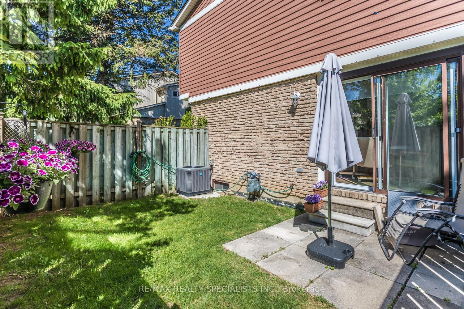 Row / Townhouse for Sale in 19 - 98 FALCONER DRIVE|Mississauga (Streetsville), Ontario L5N1Y2 4
