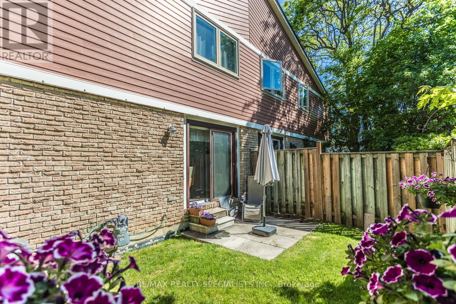 Row / Townhouse for Sale in 19 - 98 FALCONER DRIVE|Mississauga (Streetsville), Ontario L5N1Y2 5