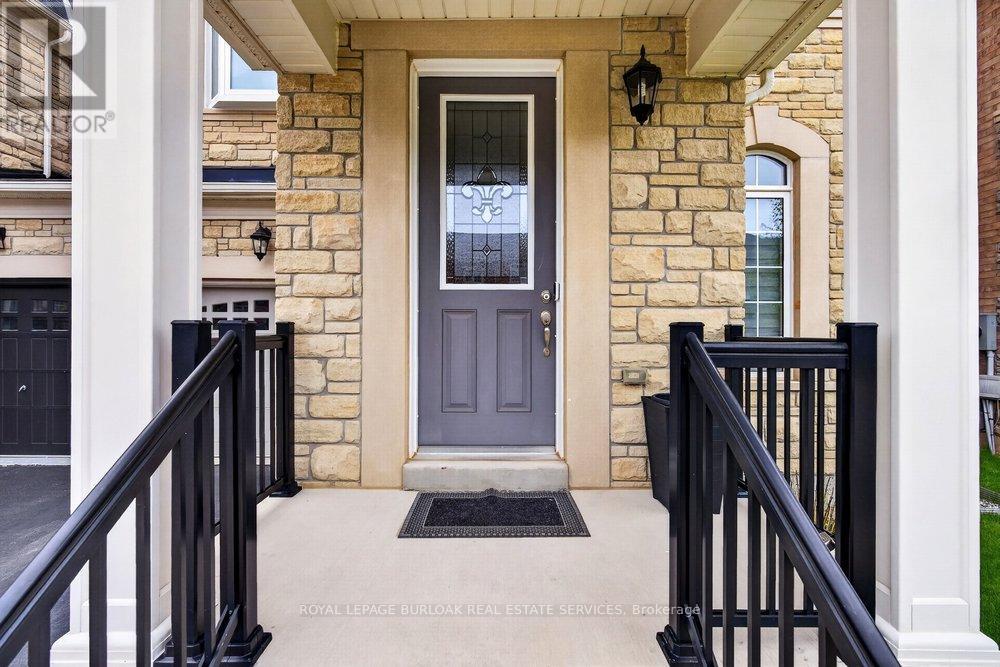 Row / Townhouse for Sale in 523 TERRACE WAY|Oakville (SH Sixteen Hollow), Ontario L6M1N5 2