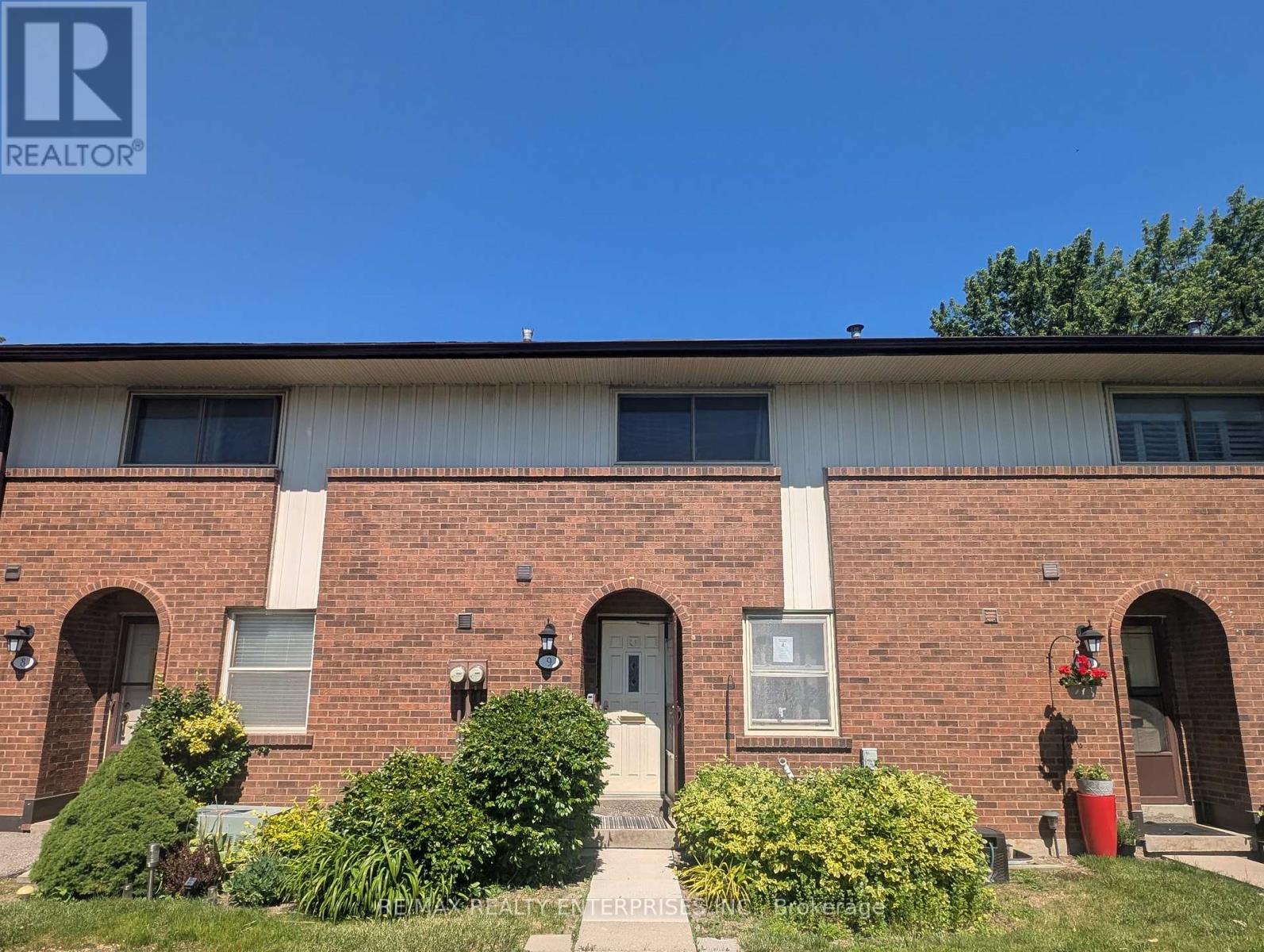 Row / Townhouse for Sale in 9 - 3665 FLAMEWOOD DRIVE|Mississauga (Applewood), Ontario L4Y3P5