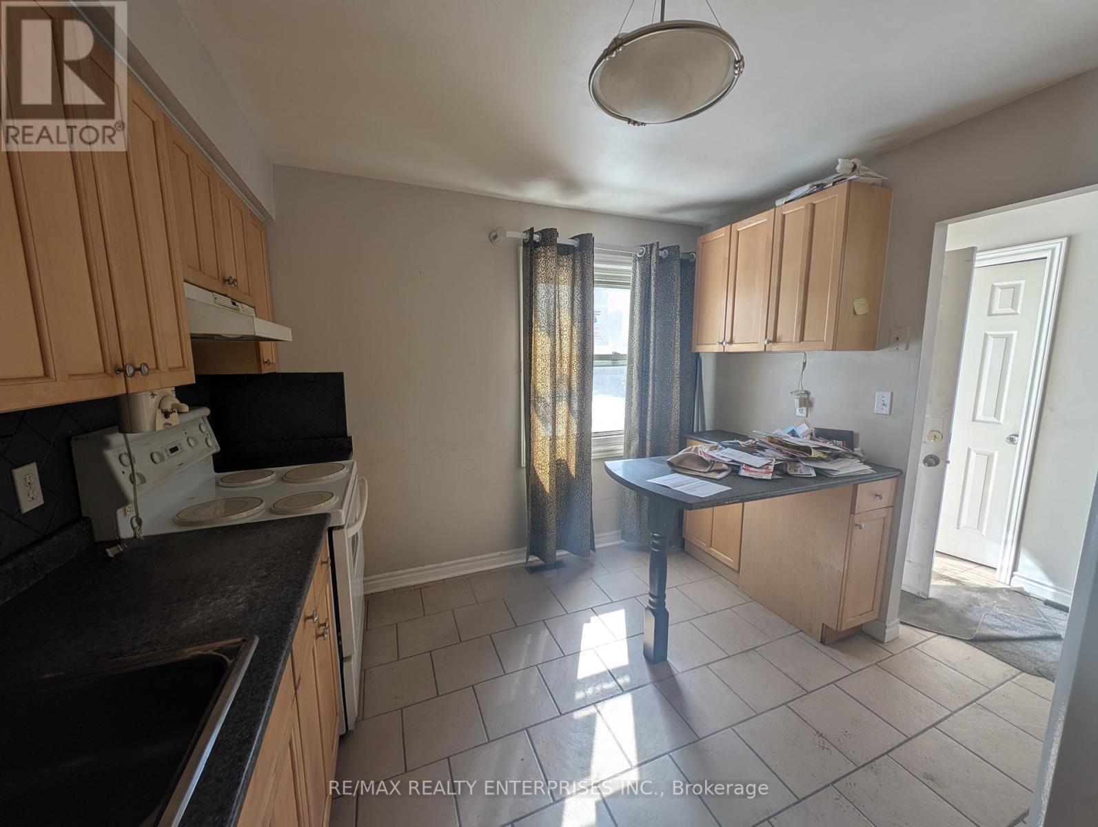 Row / Townhouse for Sale in 9 - 3665 FLAMEWOOD DRIVE|Mississauga (Applewood), Ontario L4Y3P5 2