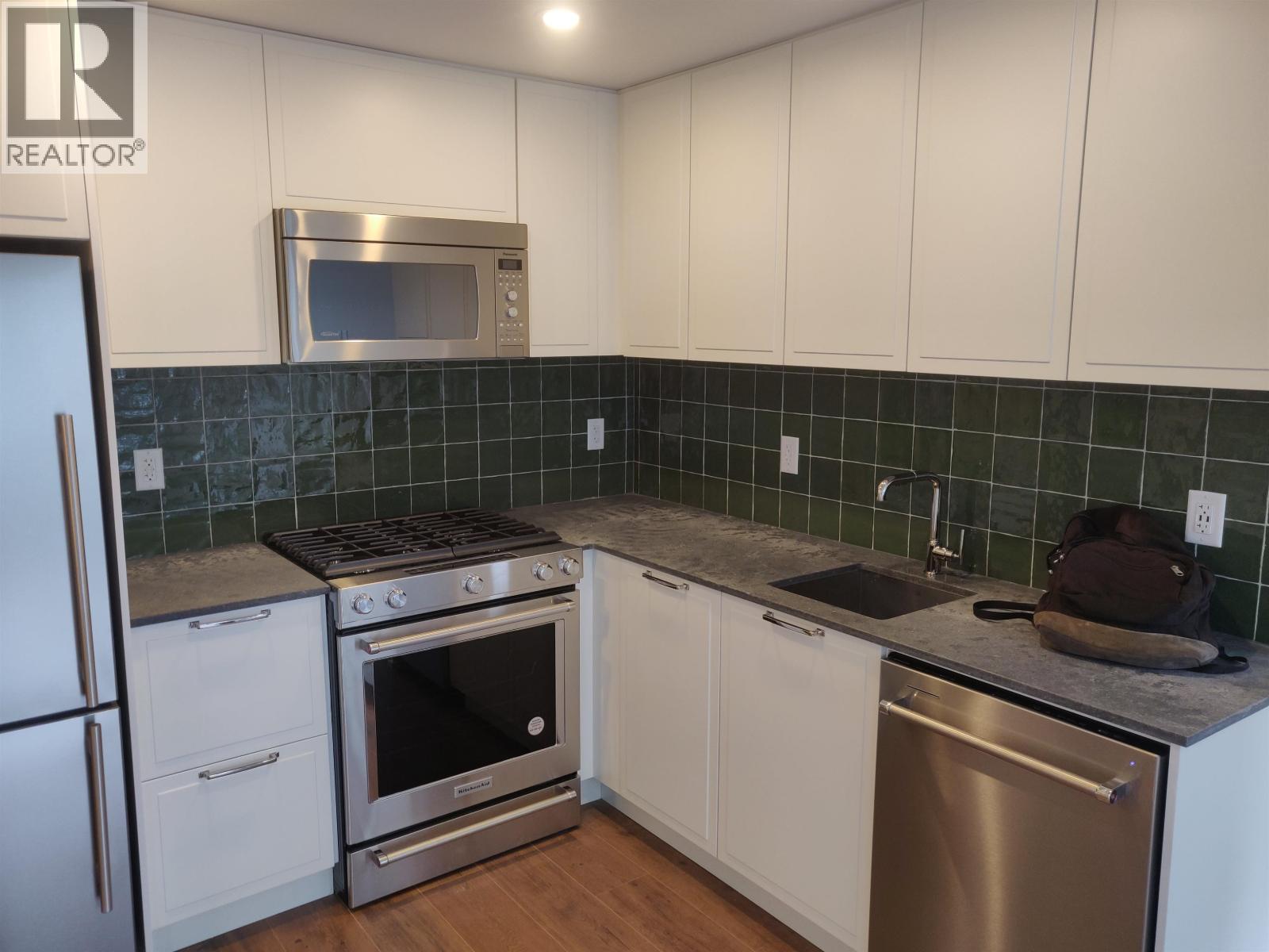 414 645 COMO LAKE AVENUE|Coquitlam, British Columbia V3J0N9