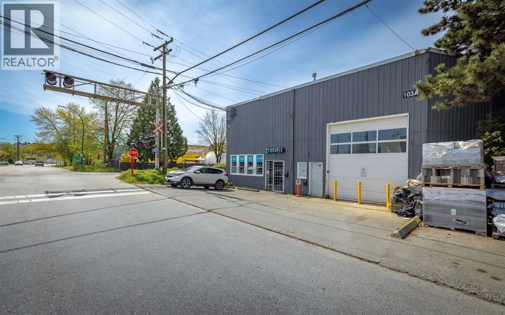 For sale: 101 RIVERSIDE DRIVE, North Vancouver, British Columbia V7H1T6 ...