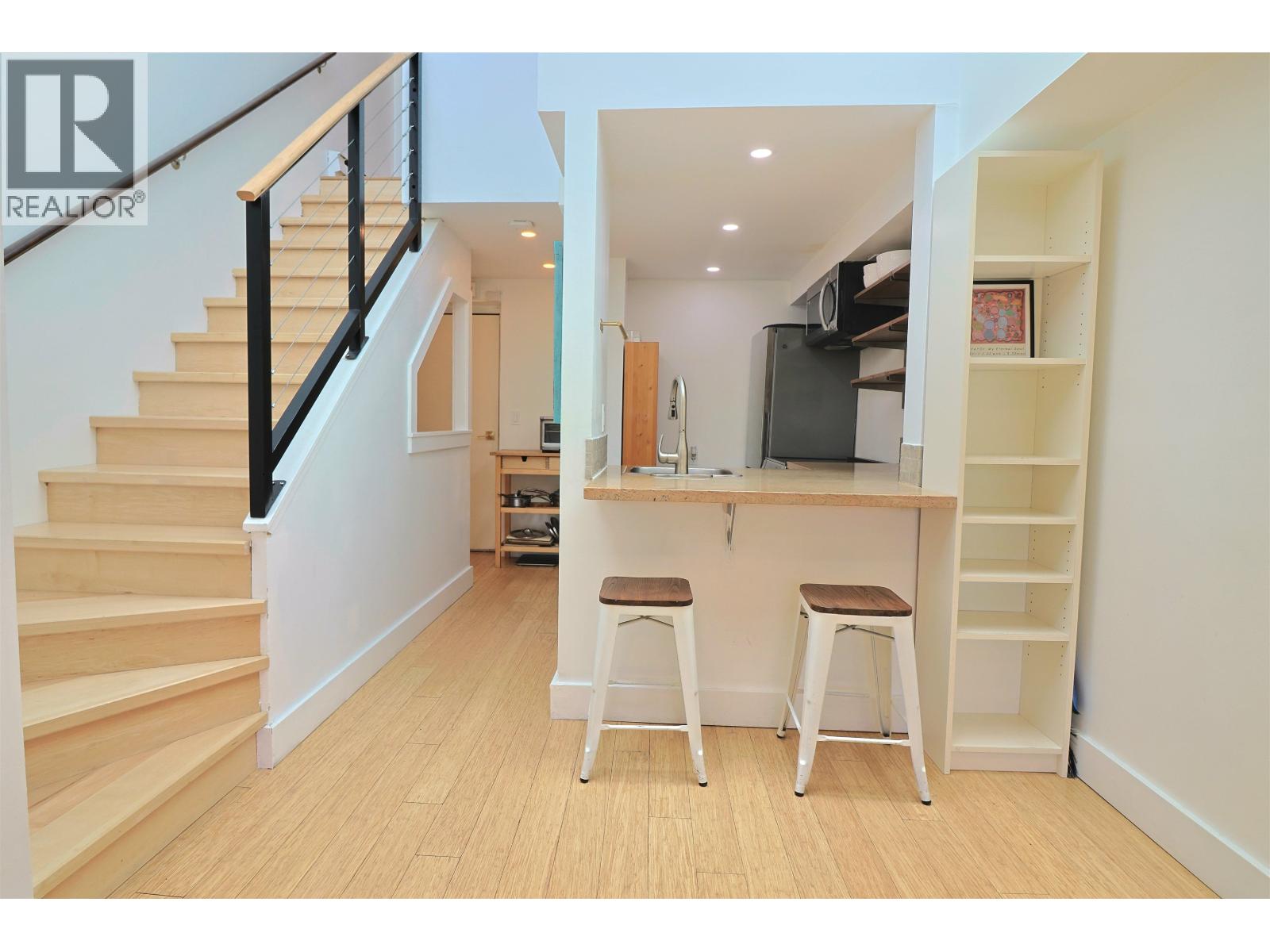 21 1345 W 4TH AVENUE|Vancouver, British Columbia V6H3Y8