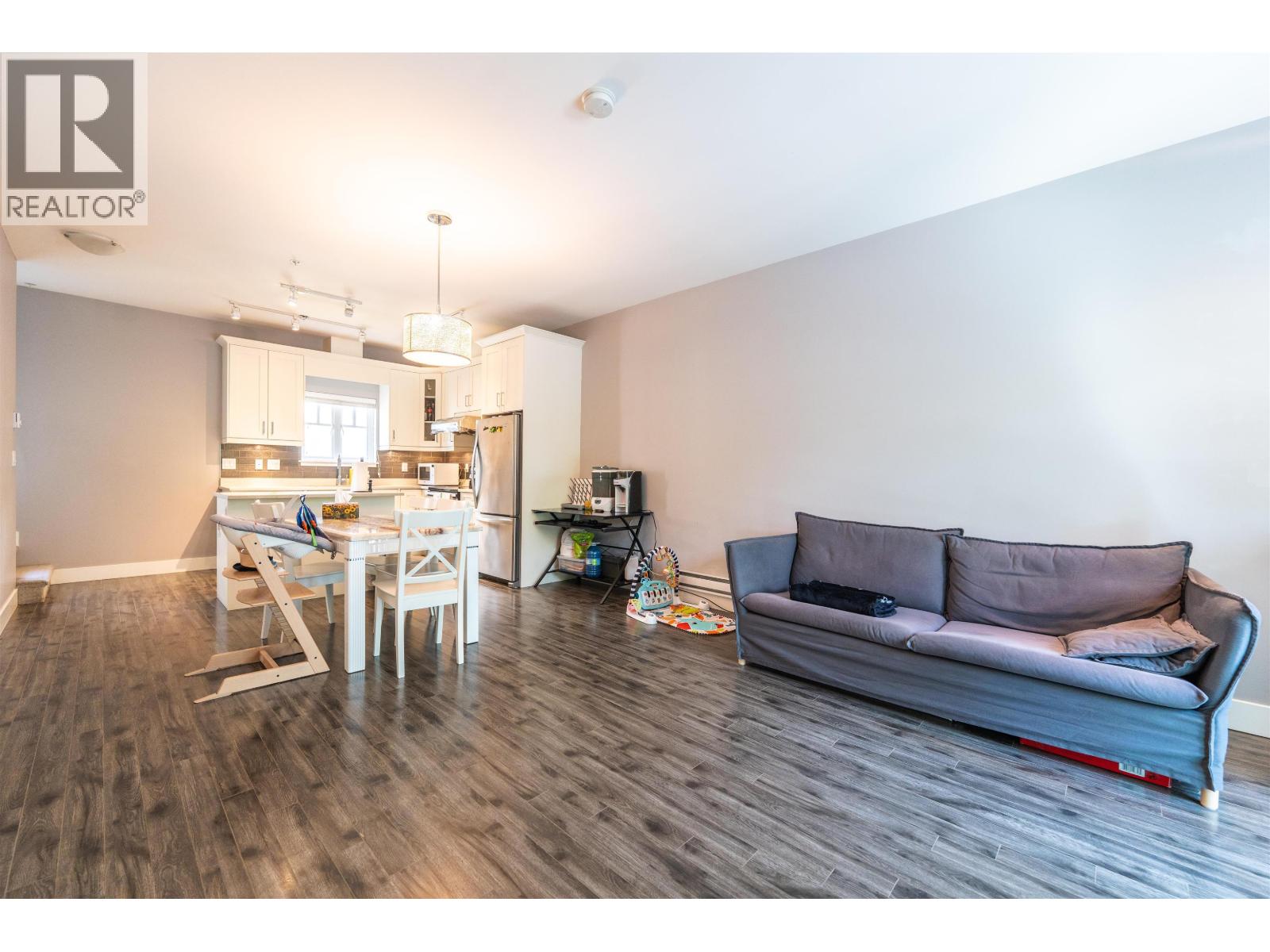 205 2263 TRIUMPH STREET|Vancouver, British Columbia V5L1L2