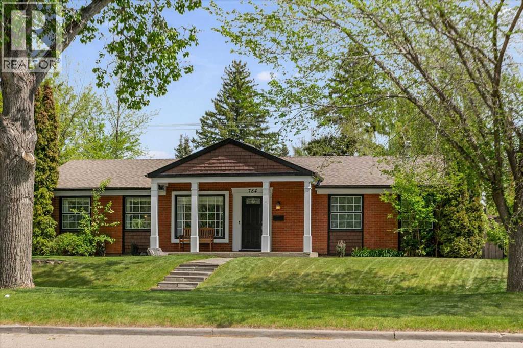 House for Sale in 784 Acadia Drive SE|Calgary, Alberta T2J0C5