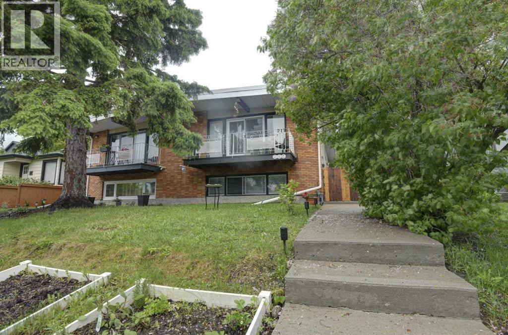 Duplex for Sale in 217 26 Avenue NE|Calgary, Alberta T2E1Z1