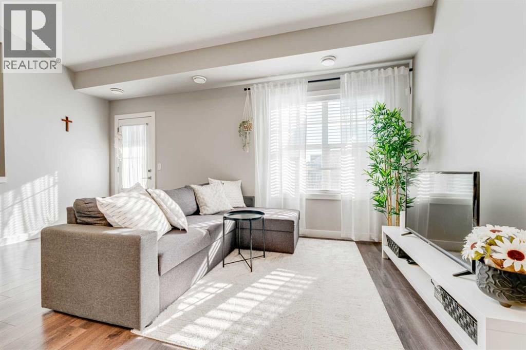 Row / Townhouse for Sale in 165 Evanscrest Gardens NW|Calgary, Alberta T3P0S1