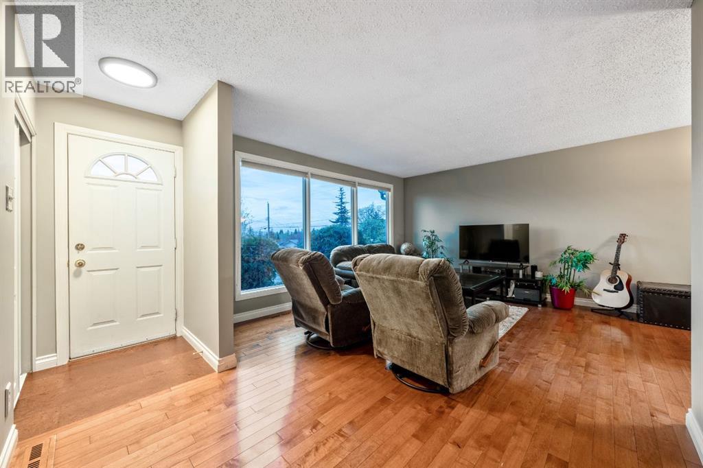 House for Sale in 6003 Legsby Road SW|Calgary, Alberta T3E5G5 5