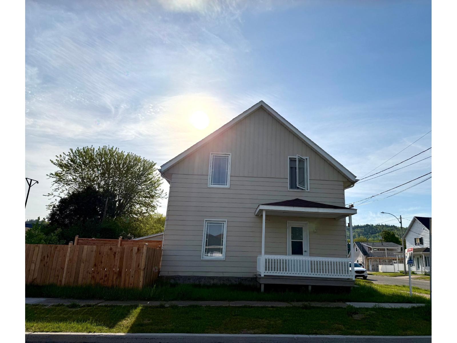 404 Rue St-Georges, La Tuque, Quebec G9X1J4
