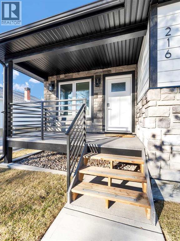 For sale: 216 2 Street NW, Medicine Hat, Alberta T1A6J5 - A2283269