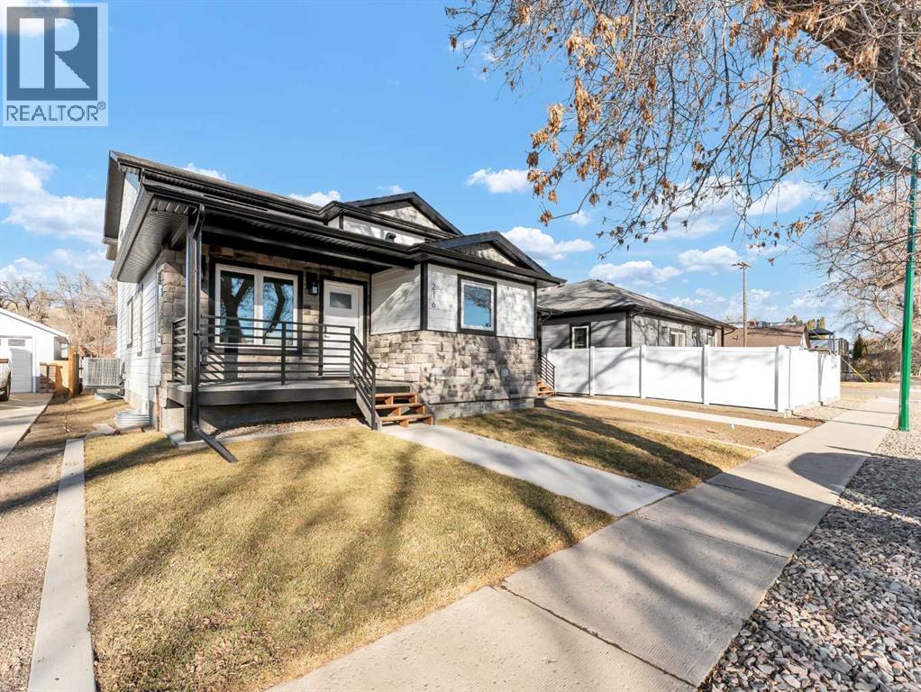 For sale: 216 2 Street NW, Medicine Hat, Alberta T1A6J5 - A2283269