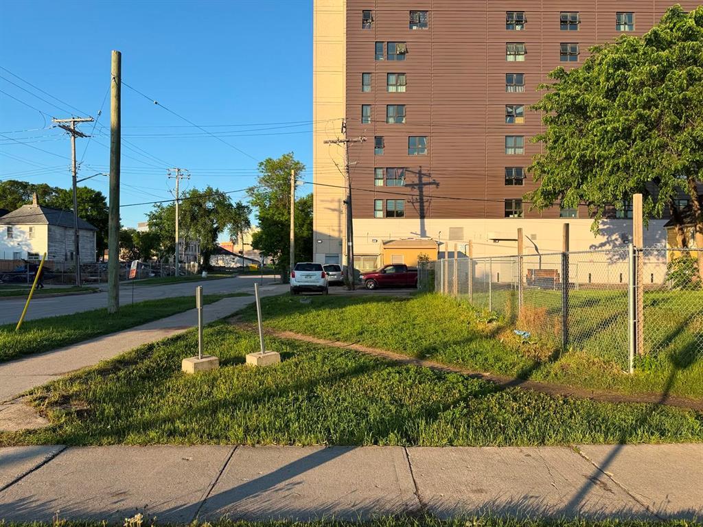 400 Ross Avenue, Winnipeg, Manitoba R3A0L8