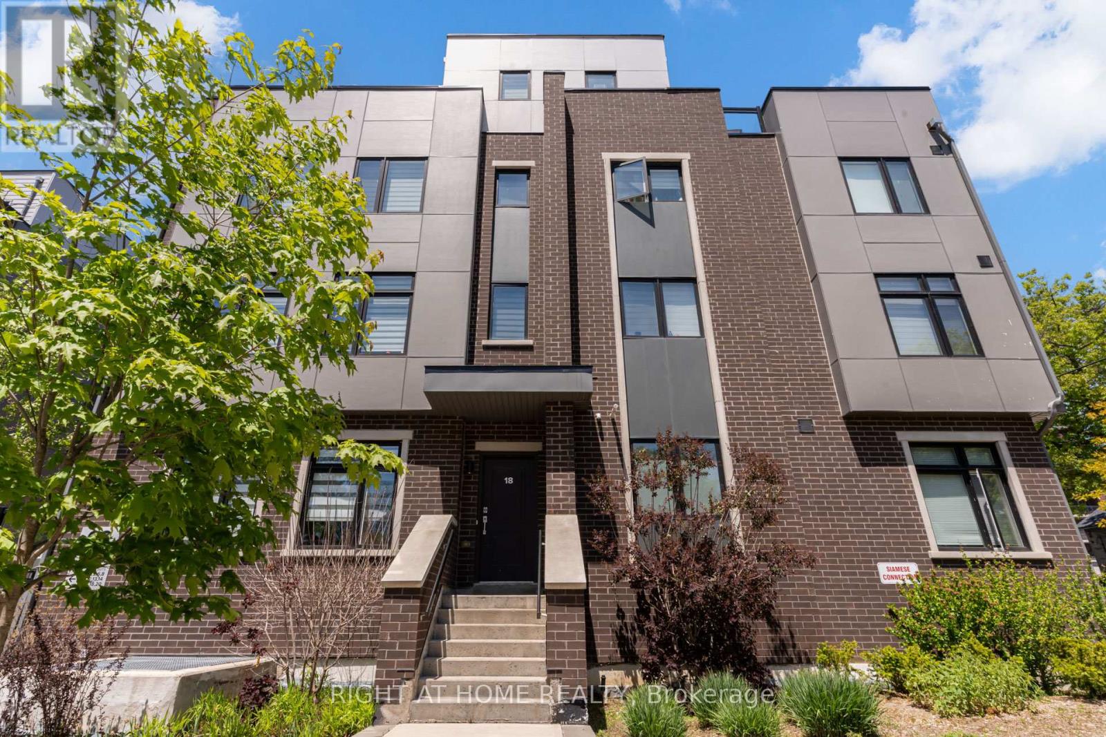 Row / Townhouse for Sale in 4 - 66 LONG BRANCH AVENUE|Toronto (Long Branch), Ontario M8W3J4
