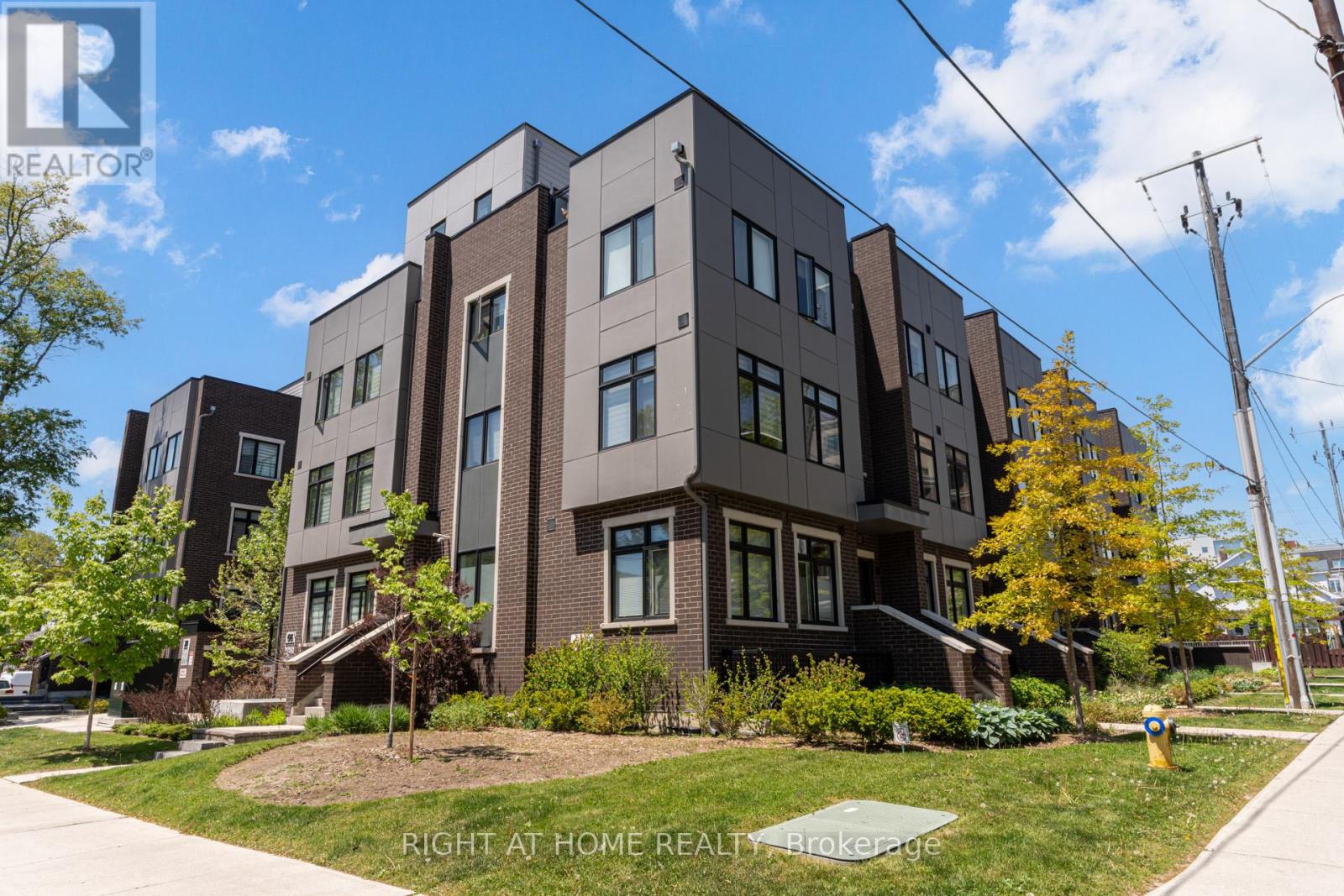 Row / Townhouse for Sale in 4 - 66 LONG BRANCH AVENUE|Toronto (Long Branch), Ontario M8W3J4 4