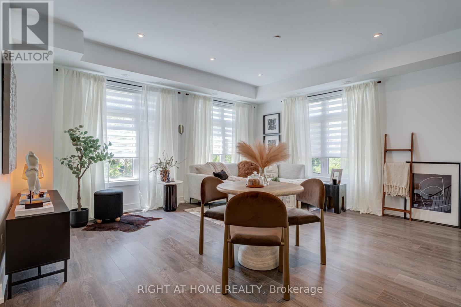 Row / Townhouse for Sale in 4 - 66 LONG BRANCH AVENUE|Toronto (Long Branch), Ontario M8W3J4 5