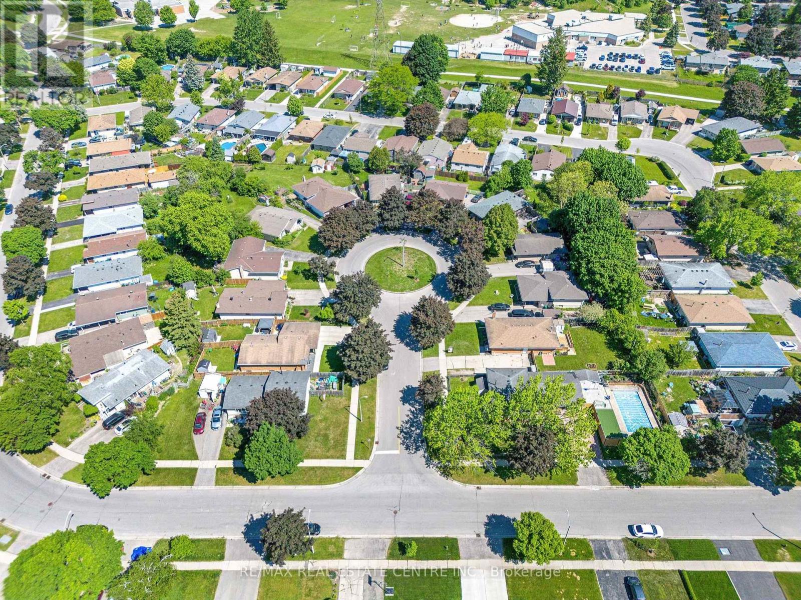 12 SELKIRK COURT, Kitchener, Ontario N2E1M3