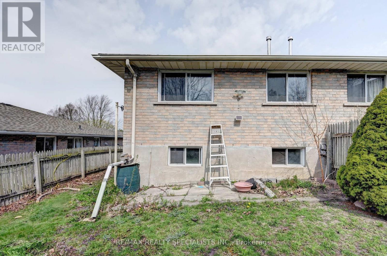 11 DINISON CRESCENT, Kitchener, Ontario N2E2W3