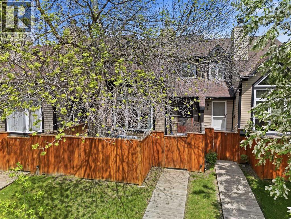 Row / Townhouse for Sale in 7, 12625 24 Street SW|Calgary, Alberta T2W4B1