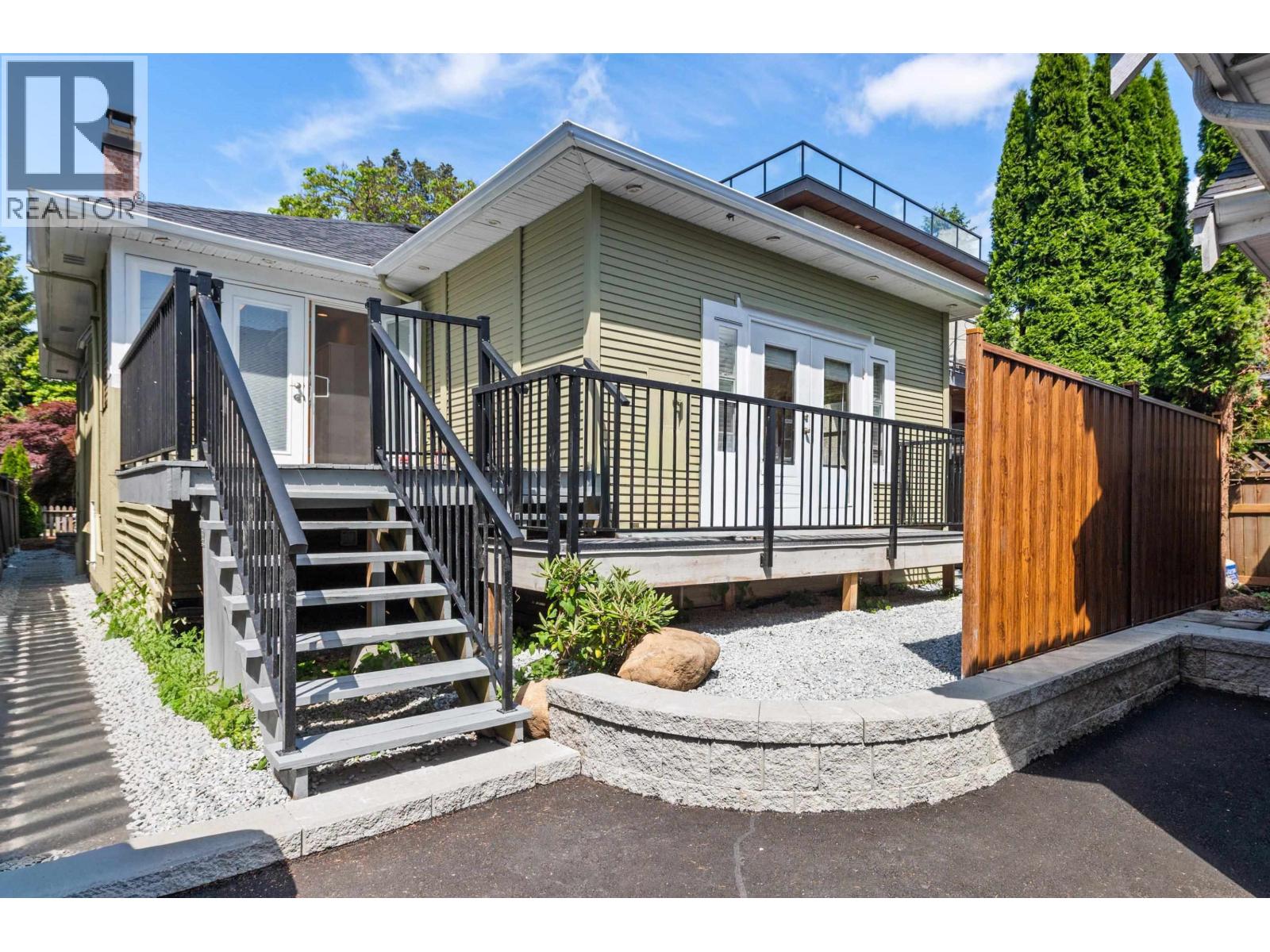 2744 W 10TH AVENUE|Vancouver, British Columbia V6K2J9