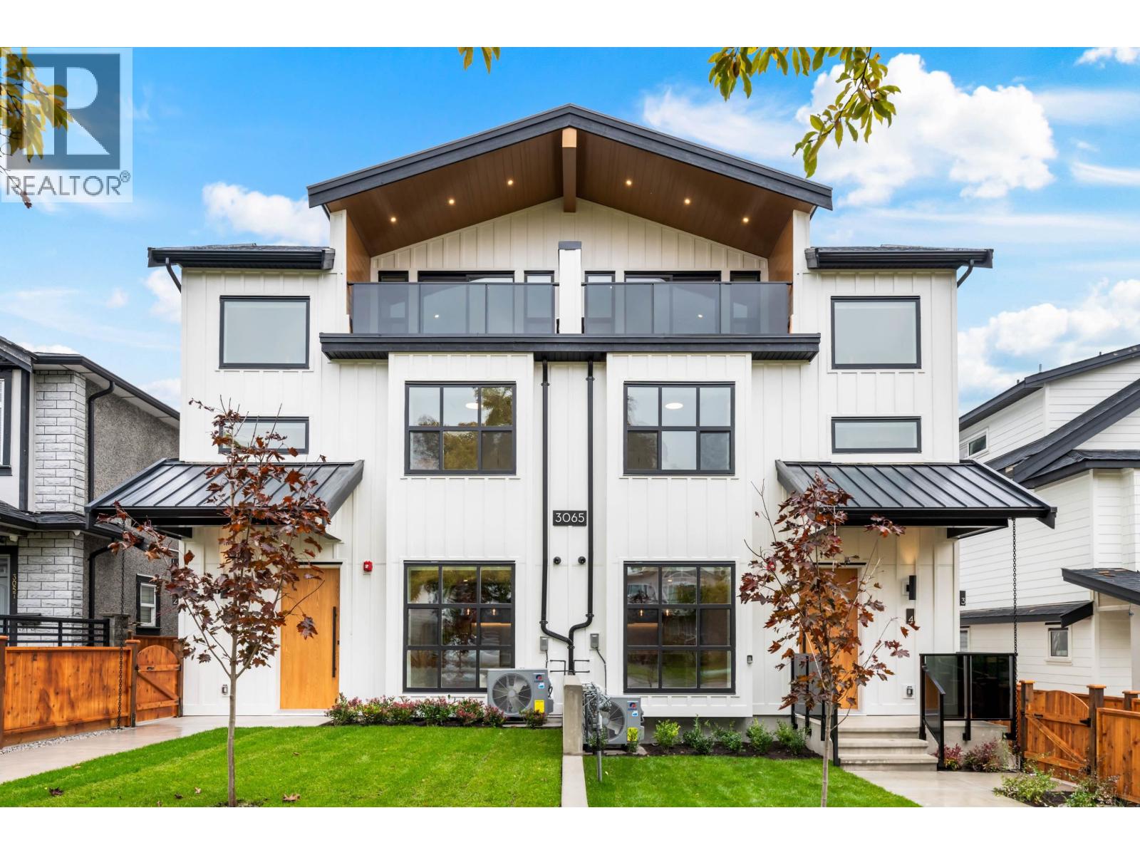 4 3065 CHARLES STREET|Vancouver, British Columbia V5K3B6