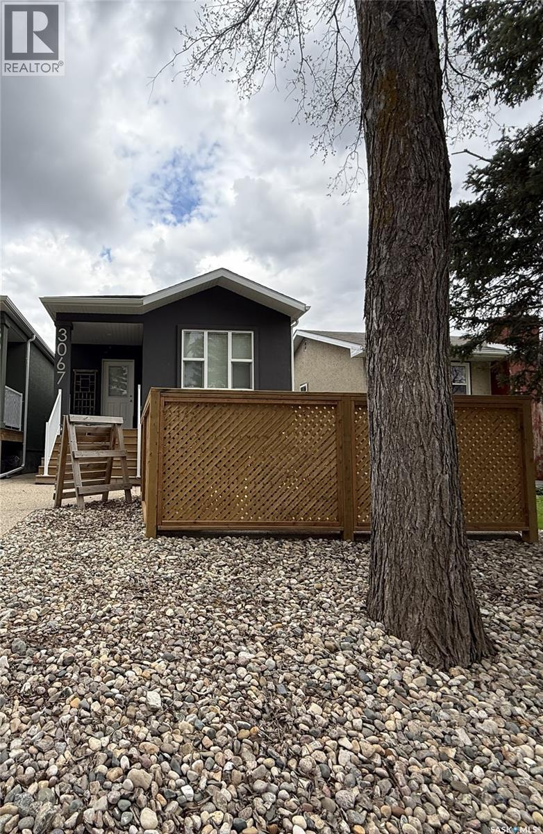 3067 Elphinstone STREET