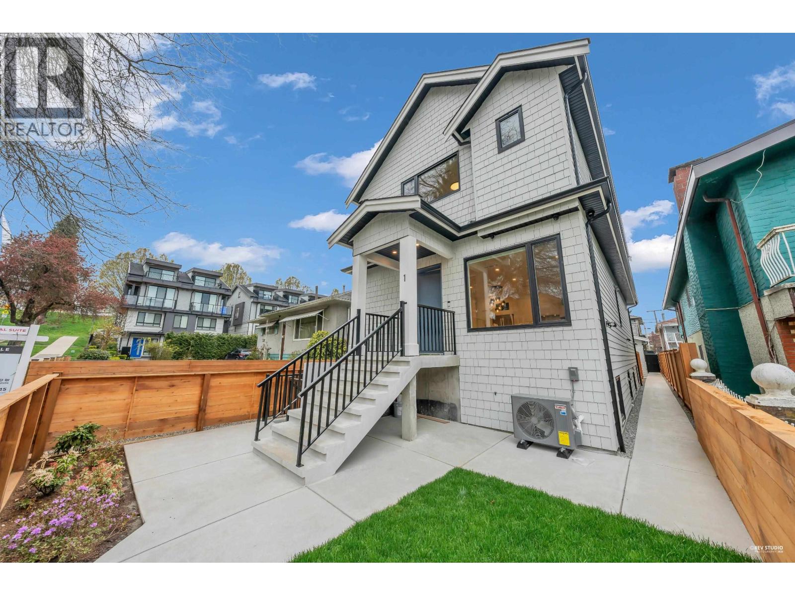 2715 CHEYENNE AVENUE|Vancouver, British Columbia V5R4R5