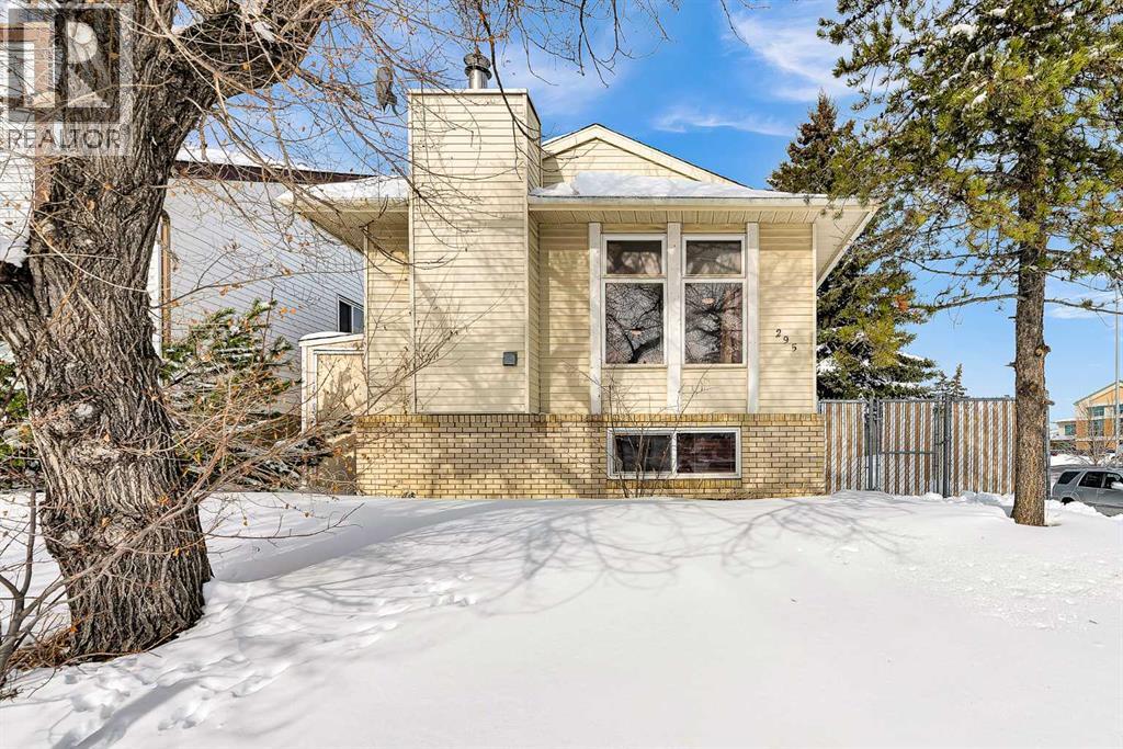 House for Sale in 295 Edgepark Boulevard NW|Calgary, Alberta T3A4K4 2