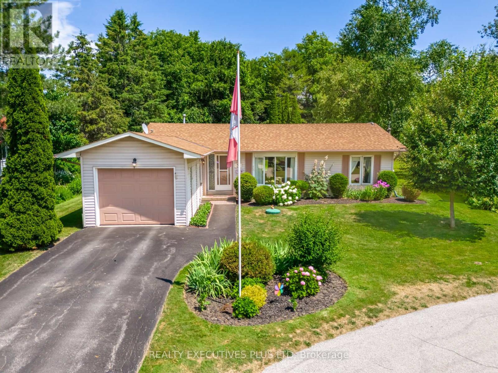 3 PINEVIEW COURT