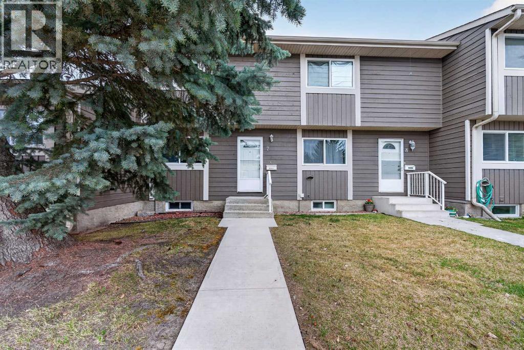 Row / Townhouse for Sale in 7, 14736 Deerfield Drive SE|Calgary, Alberta T2J5Y1