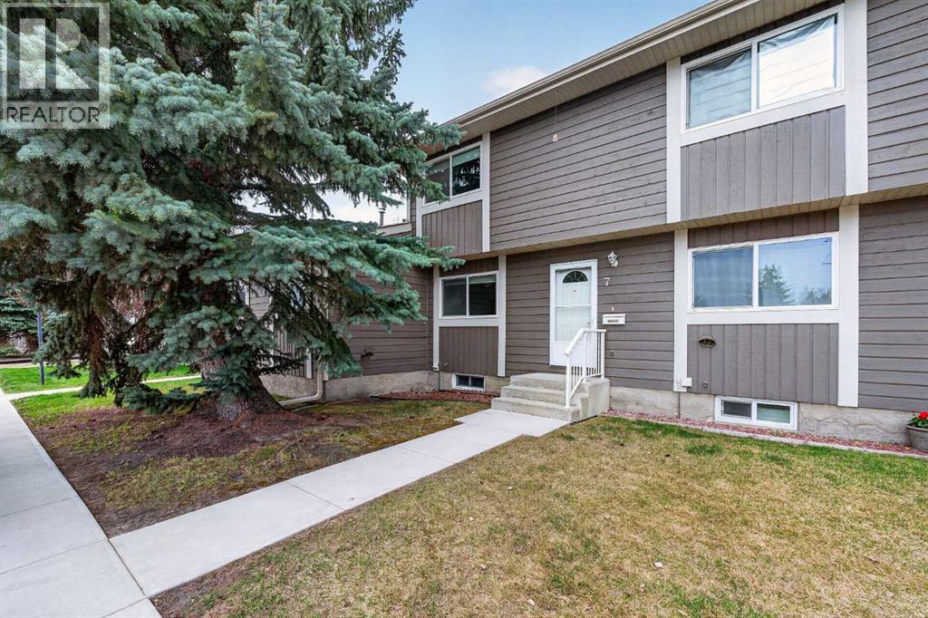 Row / Townhouse for Sale in 7, 14736 Deerfield Drive SE|Calgary, Alberta T2J5Y1 2