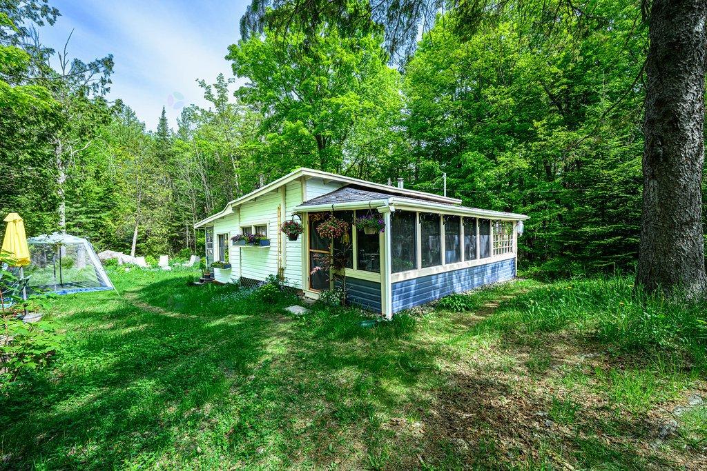 2302 Ch. des Hauteurs, Saint-Hippolyte, Quebec J8A3C5
