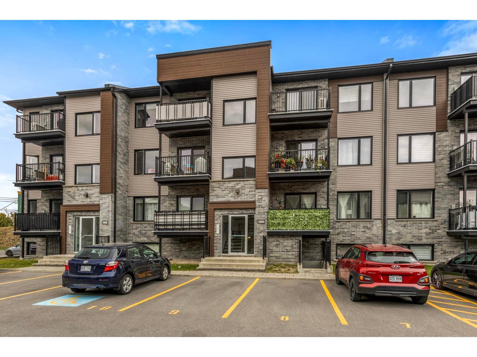 848 Rue Valois