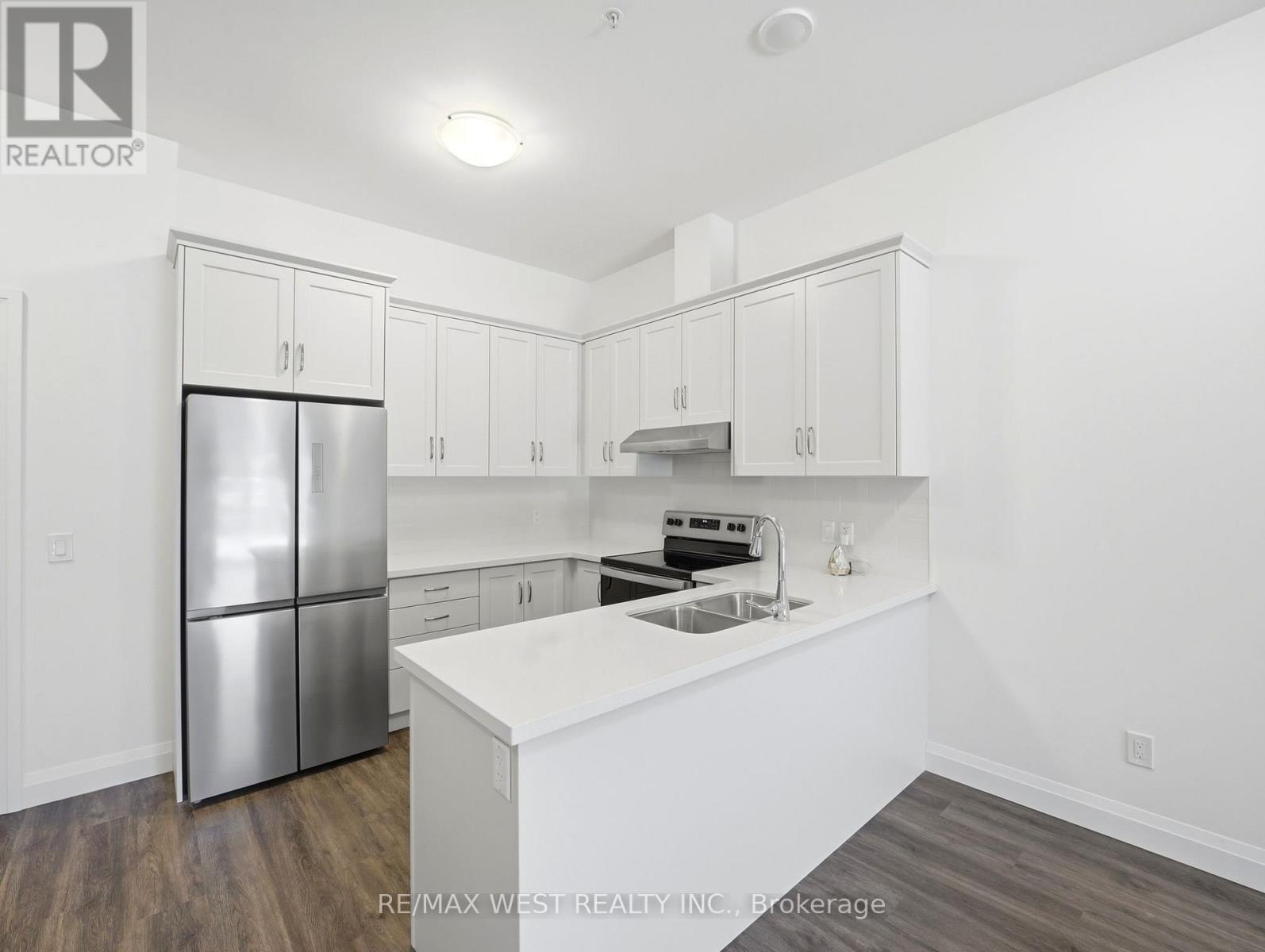 101 - 30 HAMILTON STREET S, Hamilton (Waterdown), Ontario L8B1V8