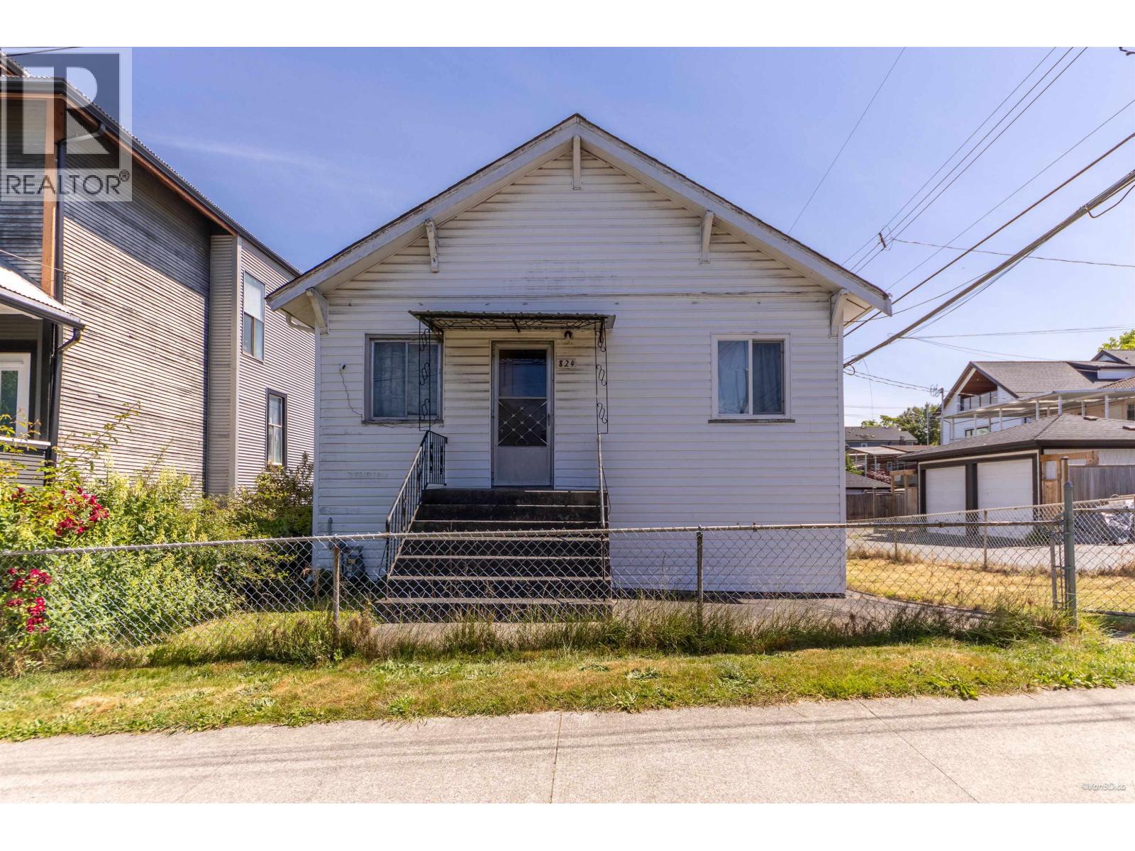 824 SEMLIN DRIVE|Vancouver, British Columbia V5L4J5