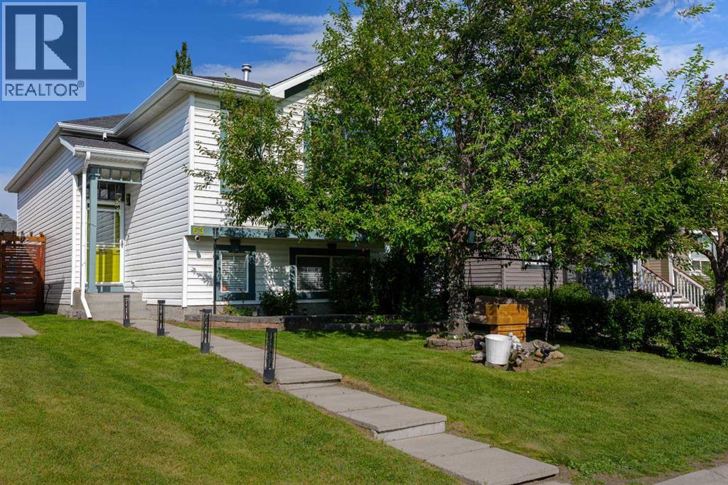 House for Sale in 63 Coventry View NE|Calgary, Alberta T3K5H4 2