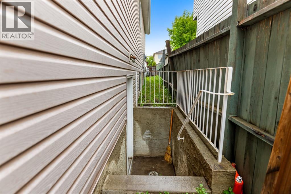 House for Sale in 215 Carmel Close NE|Calgary, Alberta T1Y6Z4 4