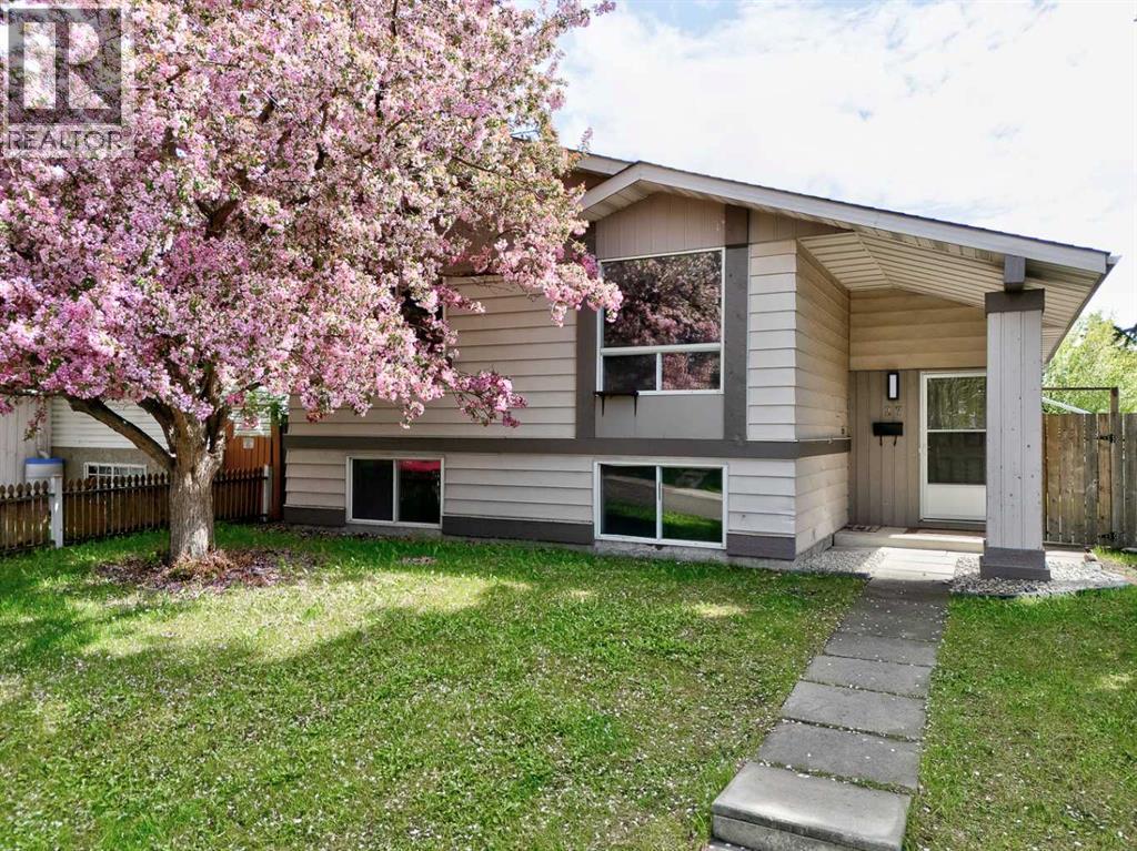 House for Sale in 27 Dovely Way SE|Calgary, Alberta T2B2K7