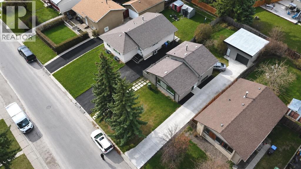 House for Sale in 6420 26 Avenue NE|Calgary, Alberta T1Y3V1 2