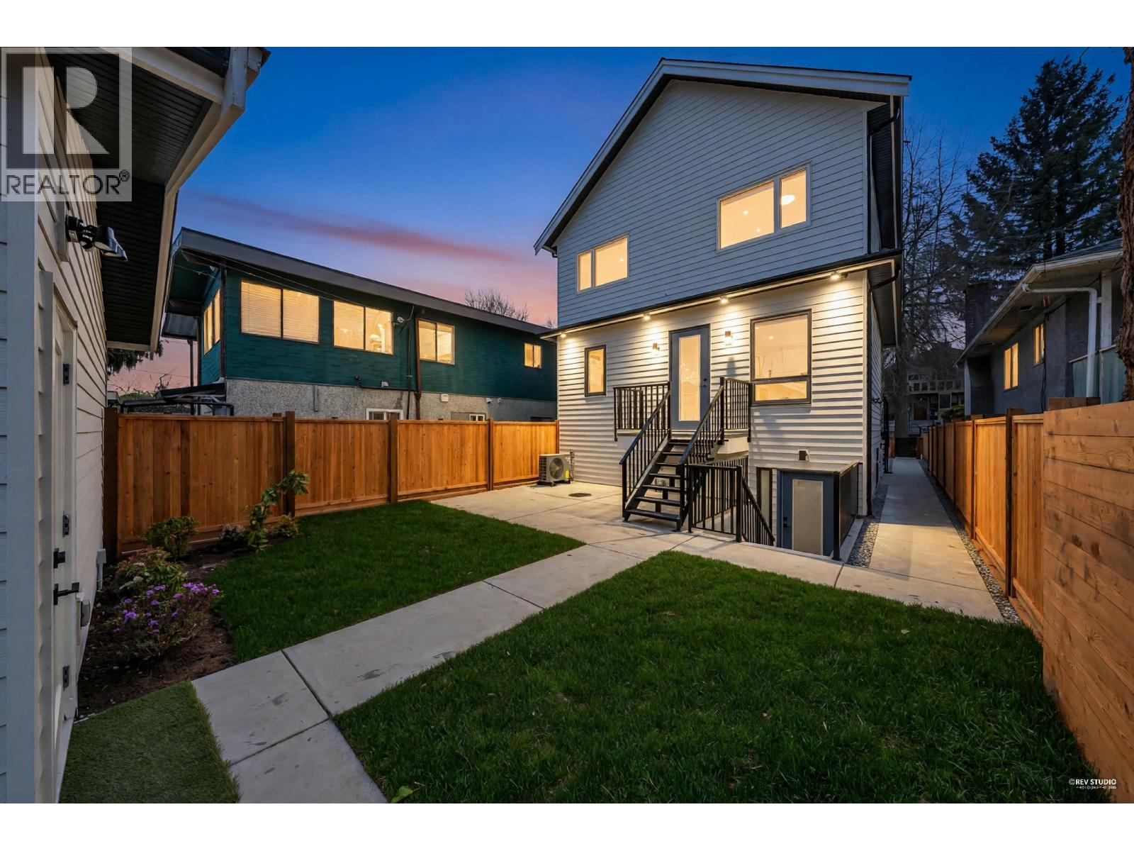 2713 CHEYENNE AVENUE|Vancouver, British Columbia V5R4R5
