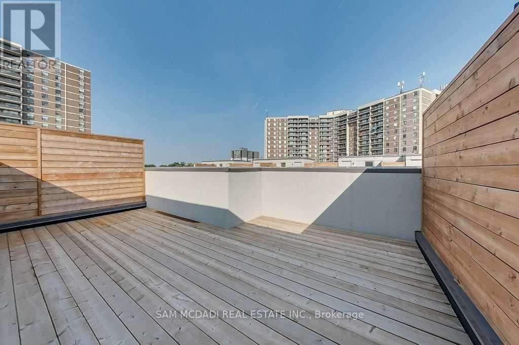 Row / Townhouse for Sale in 33 - 22 APPLEWOOD LANE|Toronto (Etobicoke West Mall), Ontario M9C2Z7 3