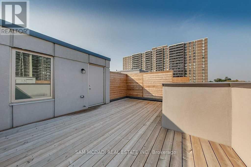 Row / Townhouse for Sale in 33 - 22 APPLEWOOD LANE|Toronto (Etobicoke West Mall), Ontario M9C2Z7 4