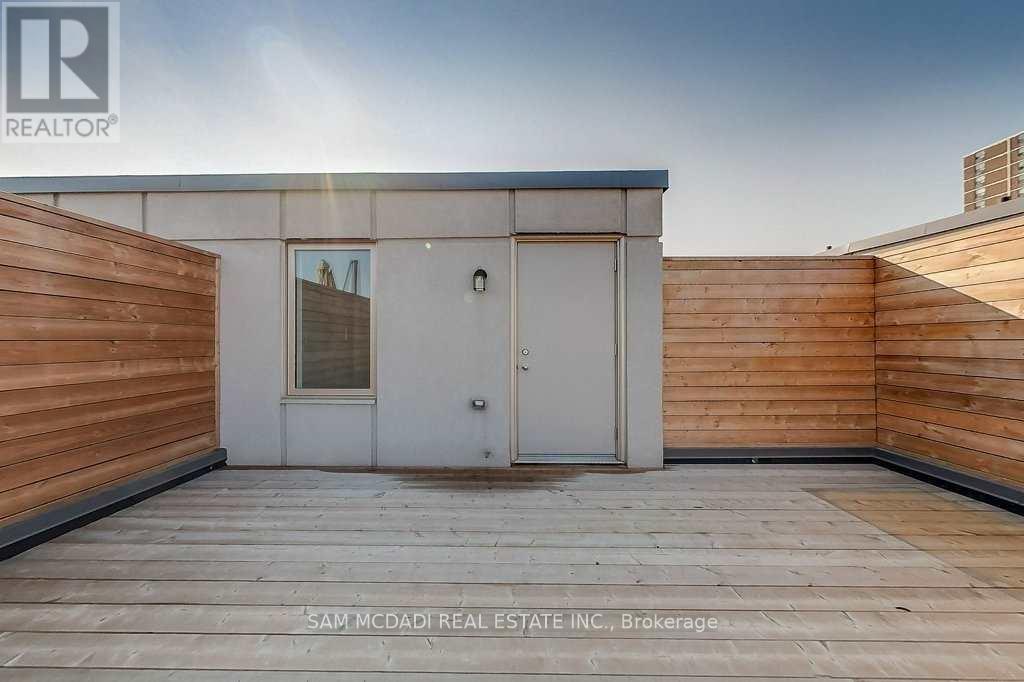 Row / Townhouse for Sale in 33 - 22 APPLEWOOD LANE|Toronto (Etobicoke West Mall), Ontario M9C2Z7 5