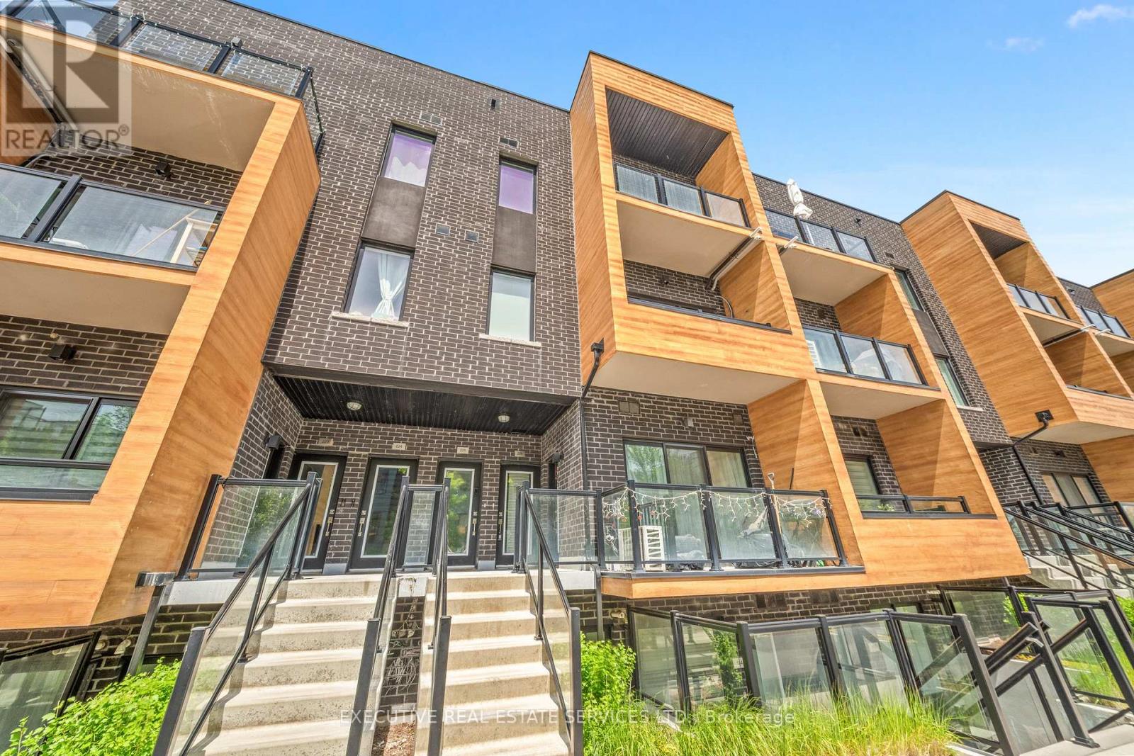 Row / Townhouse for Sale in 226 - 1145 JOURNEYMAN LANE|Mississauga (Clarkson), Ontario L5J0B5 2